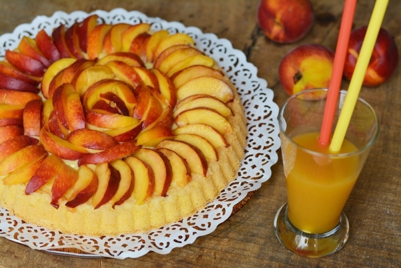 Crostata soffice con crema e pesche