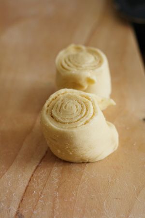 Treccia russa: tagliare in due parti il rotolo di pasta e intrecciatelo