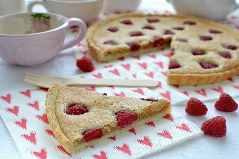 Crostata ai lamponi e crema alle mandorle