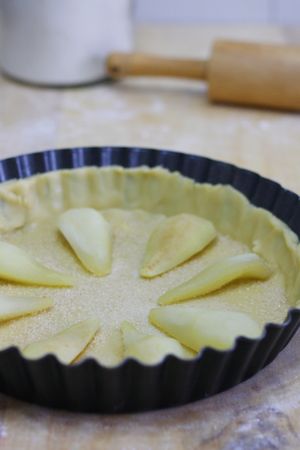 Crostata con pere e cacao: sistemare le pere cotte sulla base della crostata