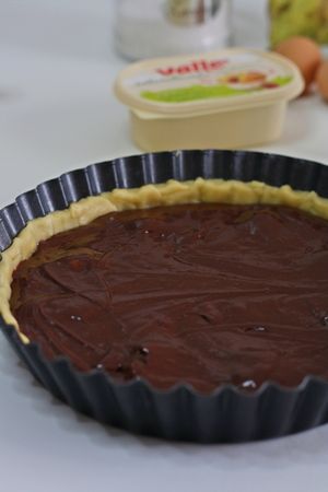 Crostata con pere e cacao: versare il cioccolato e infornare