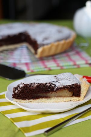 Crostata con pere e cacao: aggiungere lo zucchero a velo e servire