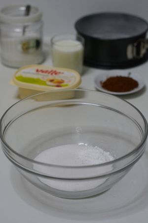 Torta zebrata senza uova: aggiungere zucchero e lievito