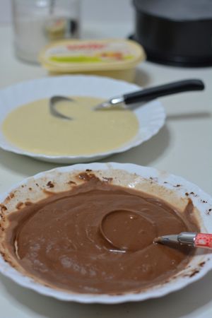 Torta zebrata senza uova: aggiungere il cacao amaro