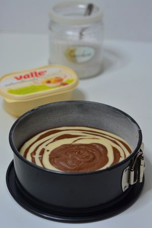 Torta zebrata senza uova: versare il composto nello stampo