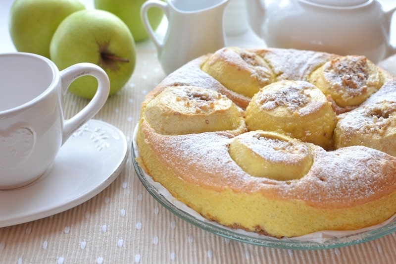 Torta soffice con mele intere