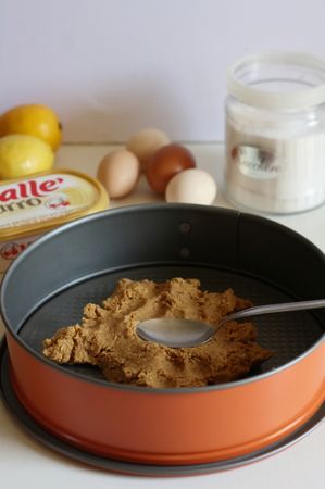 Cheesecake con ricotta - amalgamare ai biscotti secchi, Vallé + burro fino a quando il composto non è compatto. Con il dorso di un cucchiaio, ricoprire la base dello stampo