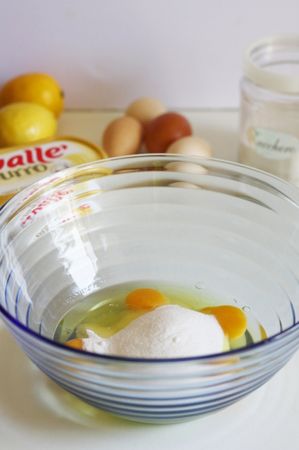 Cheesecake ricotta: in una terrina, lavorare le uova con lo zucchero