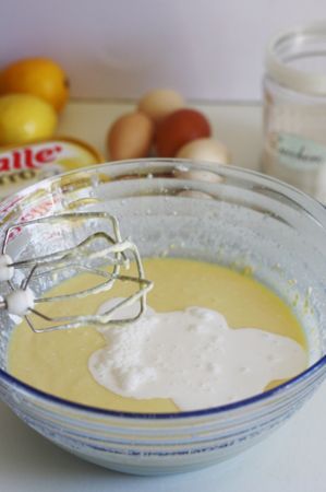 Cheesecake ricotta e panna - amalgamare infine con la panna