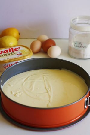 cischeic alla ricotta - versare il composto sulla base di biscotti ed infornare a 180° per circa 30min