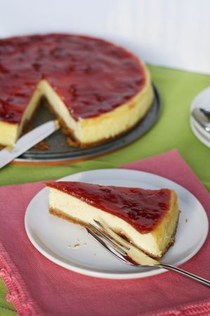 Cheesecake cotta al forno - raffreddare il dolce e ricoprire la superficie con marmellata
