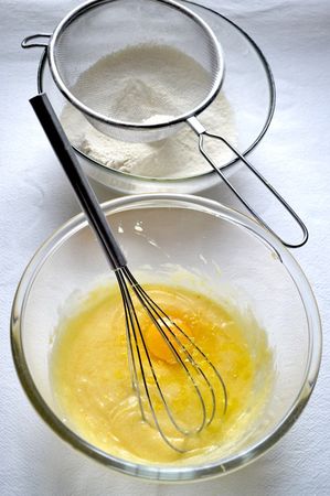 preparazione della torta meringata alle fragole per la mamma - step 1