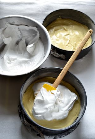 preparazione della torta meringata alle fragole per la mamma - step 4