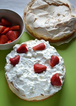 preparazione della torta meringata alle fragole per la mamma - step 5