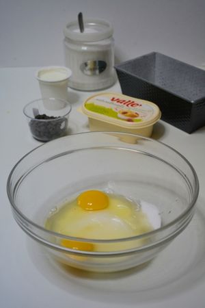 Plumcake con farina di riso e cioccolato: aggiungere zucchero e uova