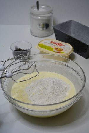 Plumcake con farina di riso e cioccolato: montare con le fruste e aggiungere gli altri ingredienti