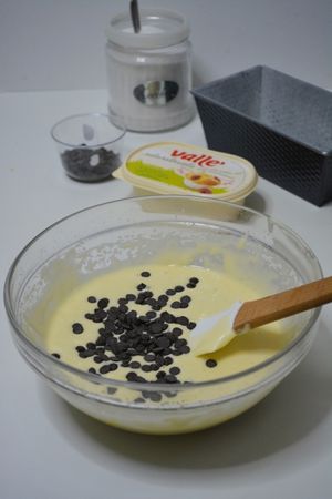 Plumcake con farina di riso e cioccolato: aggiungere le gocce di cioccolato