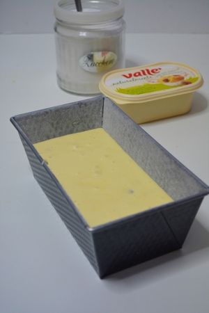 Plumcake con farina di riso e cioccolato: versare in uno stampo e infornare