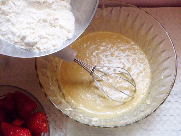 Torta soffice alle fragole: lavorare la Vallé con zucchero e uova