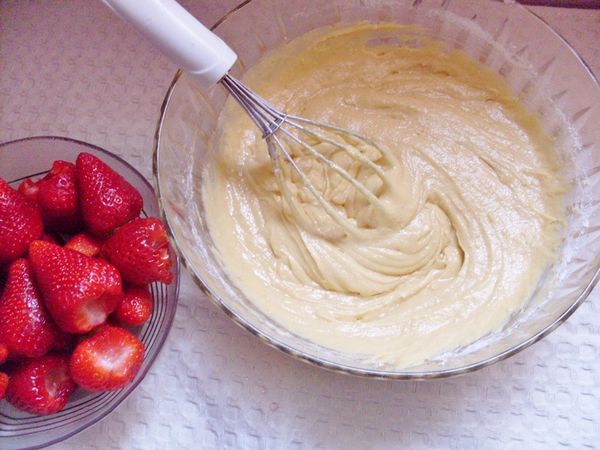 Torta soffice alle fragole: aggiungere la farina