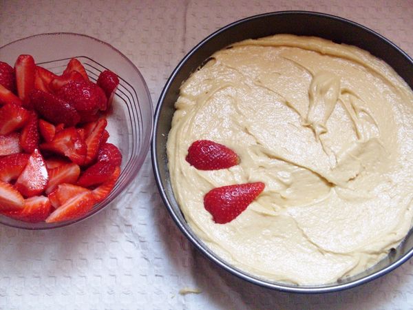 Torta soffice alle fragole: versare il composto in una teglia