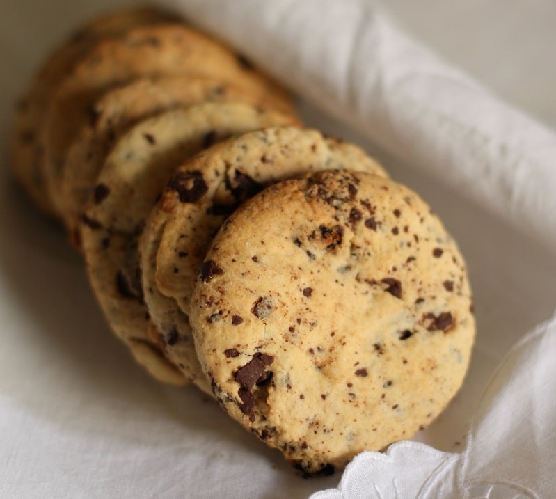 Biscottoni di frolla con cioccolato e uvetta