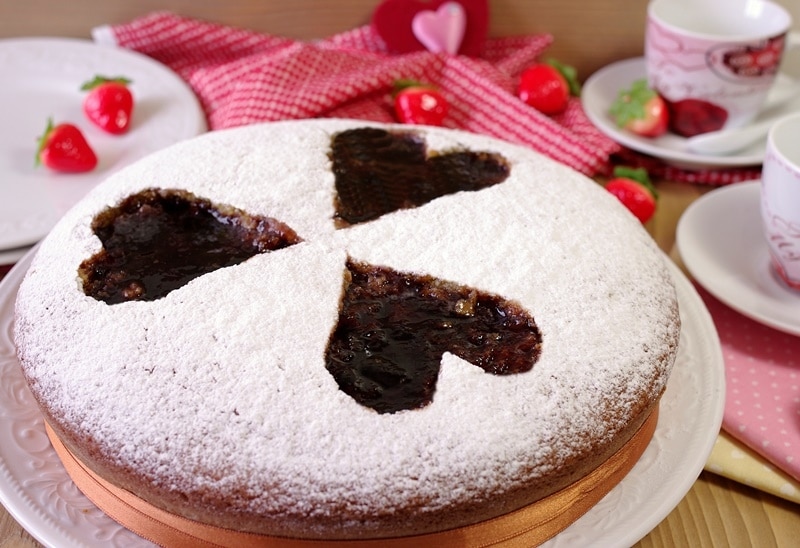 Torta al pistacchio e frutti di bosco con cuori