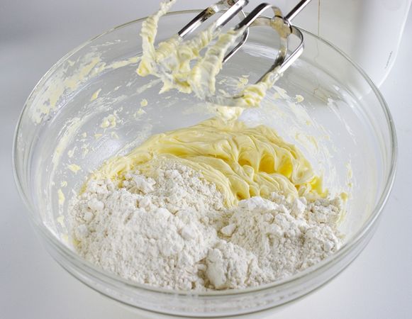 Crostata di albumi con gelatina di mele cotogne: aggiungere scorza di limone e farina