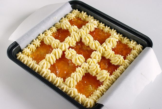 Crostata di albumi con gelatina di mele cotogne: versare l'impasto nello stampo