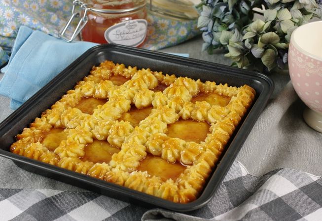 Crostata di albumi con gelatina di mele cotogne: infornare, sfornare e servire