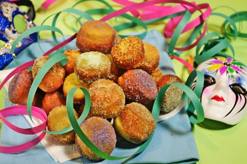 Mini bomboloni con zucchero colorato