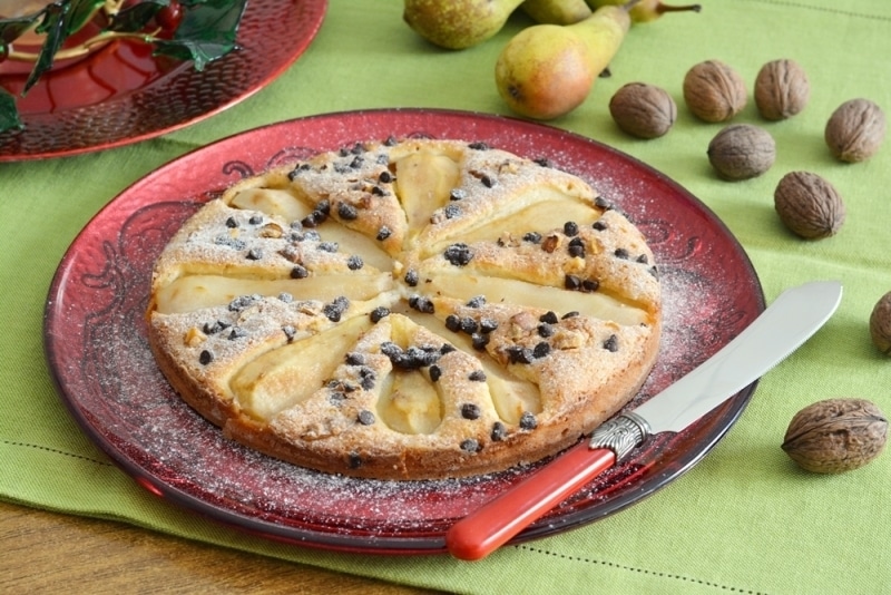 Focaccia dolce con pere, noci e cioccolato