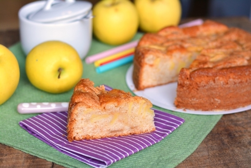 Torta senza uova con mele e cannella