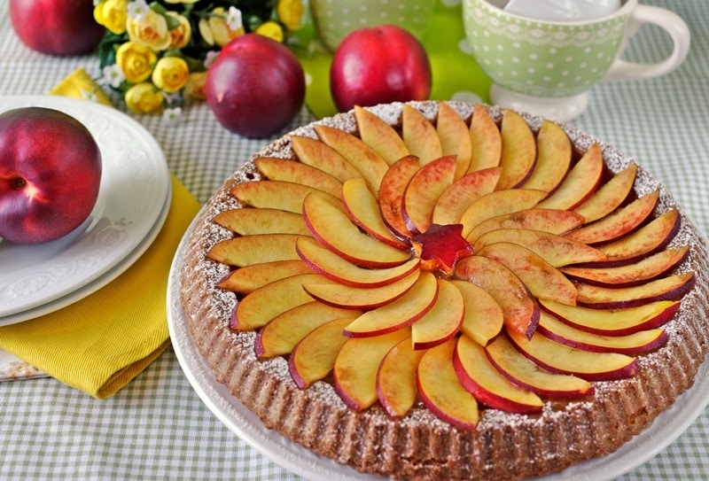 Finta crostata soffice con nettarine