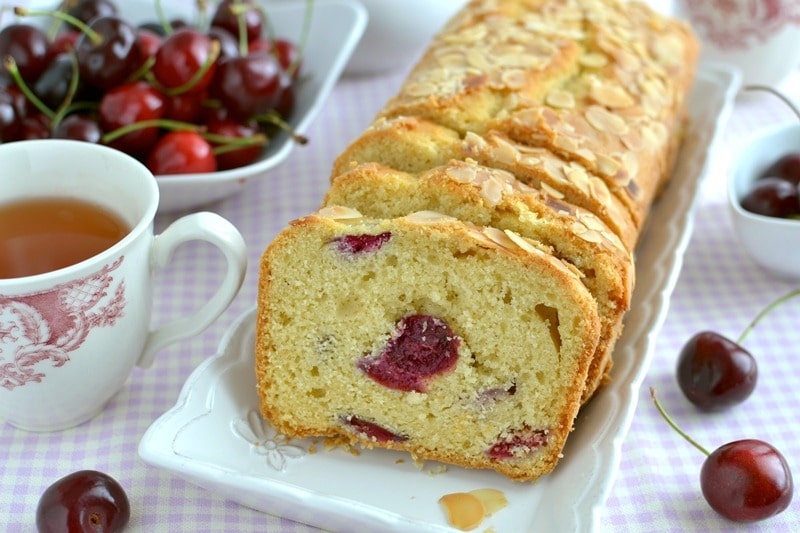 Plumcake ciliegie e mandorla