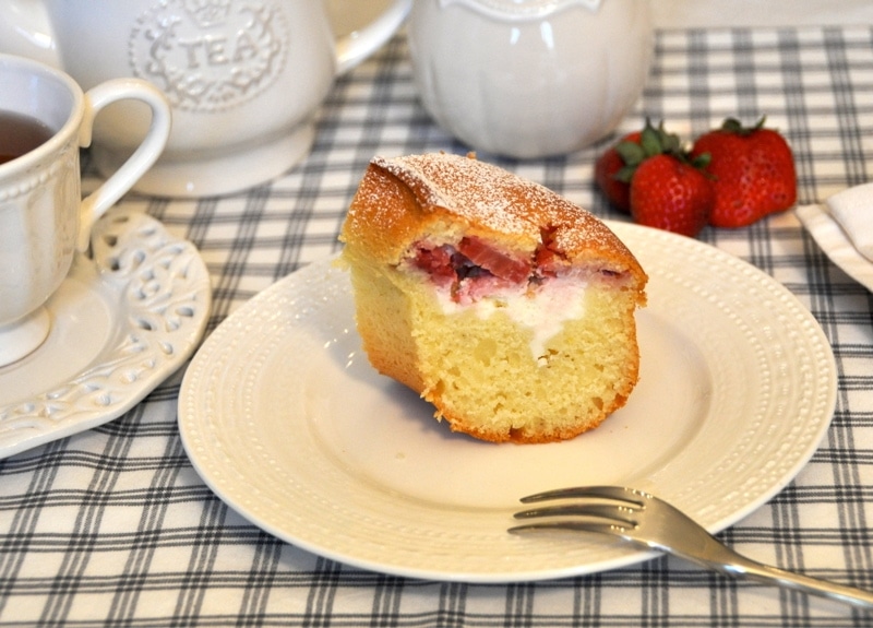 Torta soffice alle fragole con ripieno cremoso