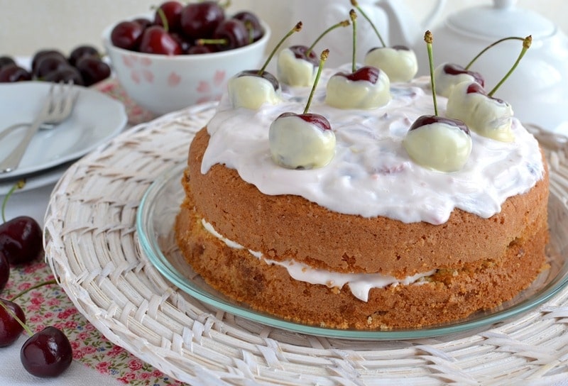 Torta morbida alle ciliegie con crema di yogurt e ricotta