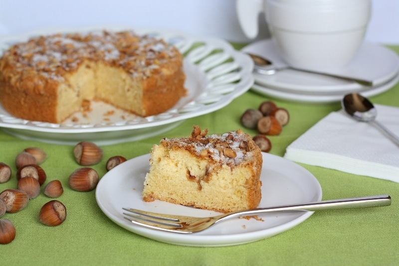 Torta glassata alle nocciole