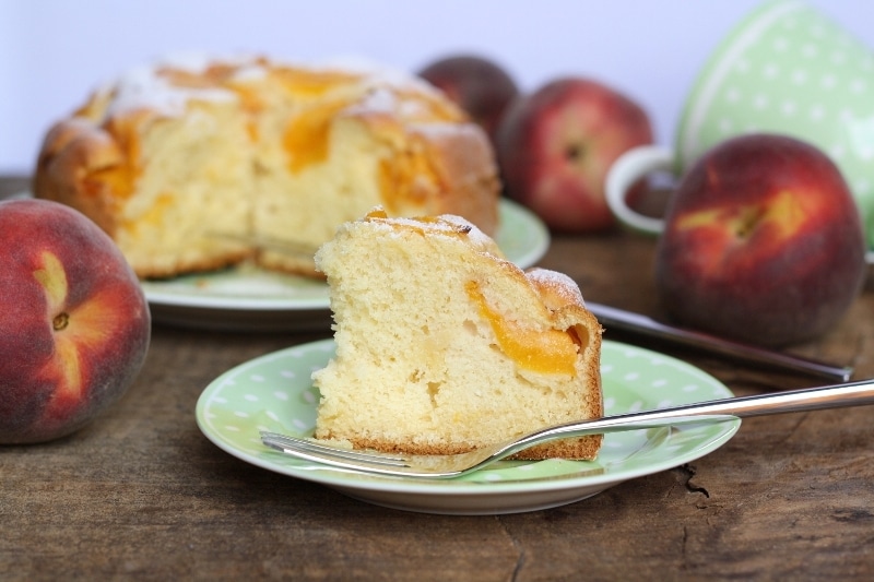 Torta soffice con pesche e cannella