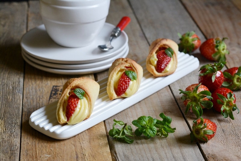Cannoli con crema e fragole