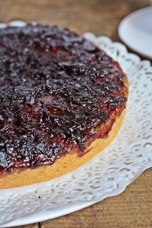 Torta soffice con composta di ciliegie