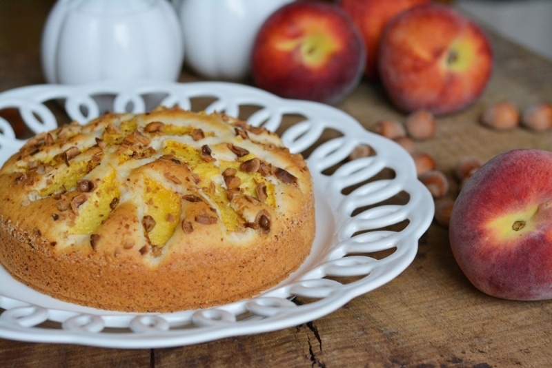 Torta con farina di riso, pesche e nocciole