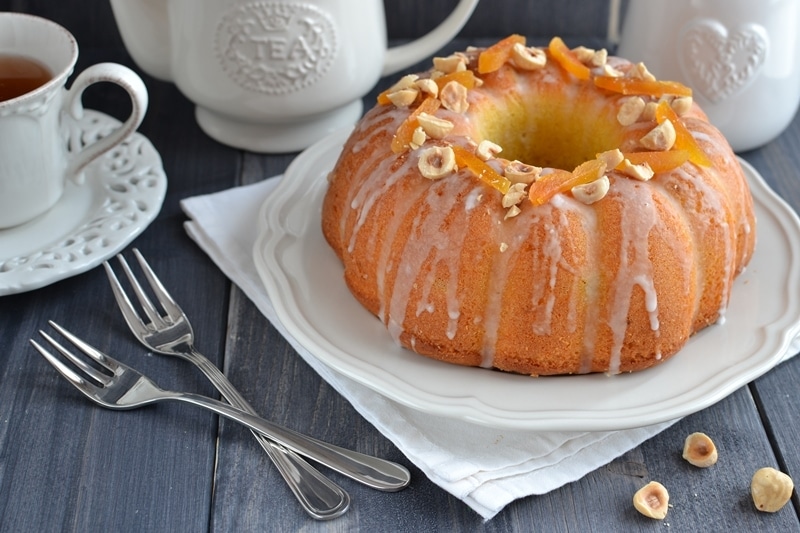 Ciambella albicocche, nocciole e yogurt