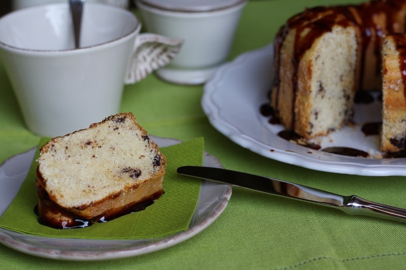 Ciambella ciocco-vaniglia glassata al caramello