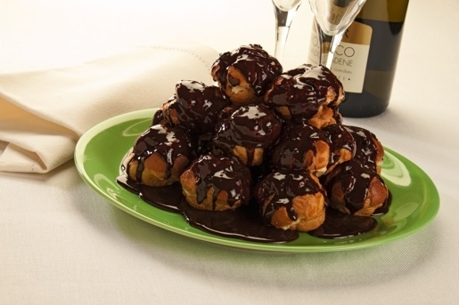 Profiteroles alla crema pasticcera e cioccolato