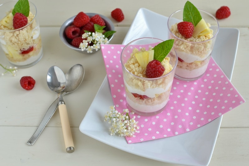 Bicchierini yogurt, frutta e crumble