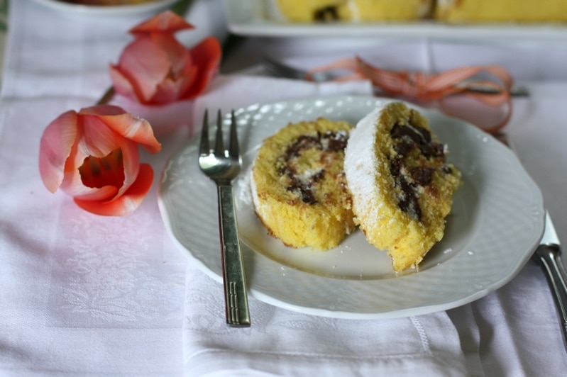 Rotolo con panna e crema alla nocciola per la mamma