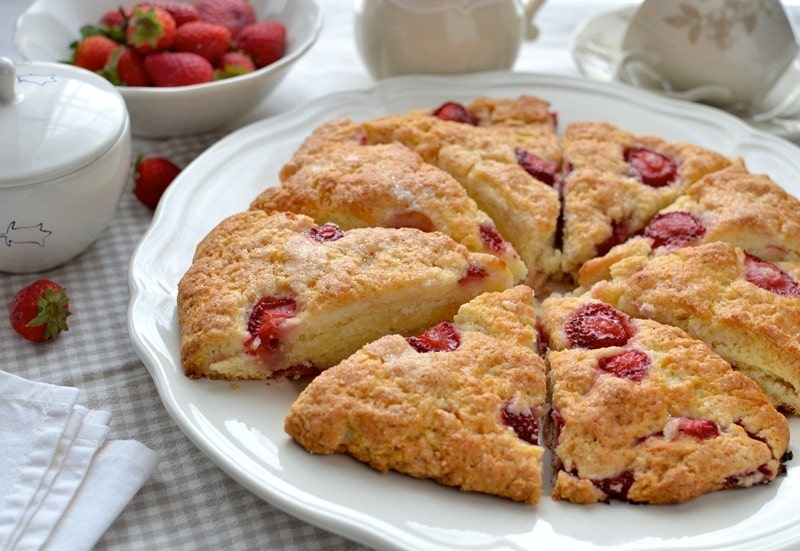 Dolce rustico panna e fragole senza uova