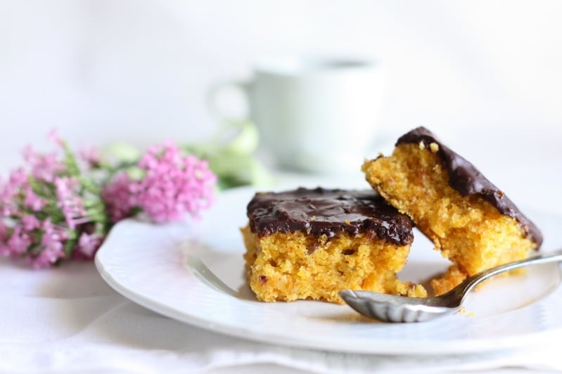 Torta di carote e nocciole con cioccolato fondente