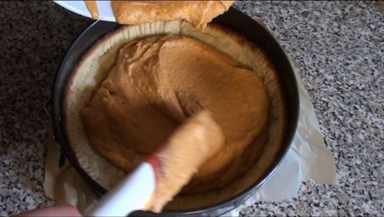 Crostata con crema di zucca e ricotta: distribuire la crema sulla base